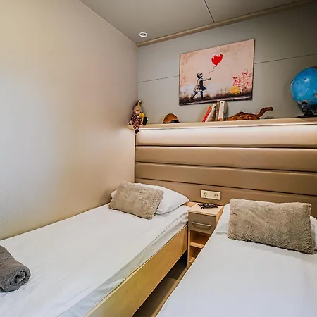 Three Bedroom Mobile 別荘